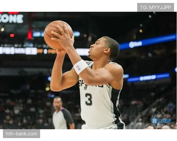 凯尔登·约翰逊无球跑动制造空位，提升马刺外线火力